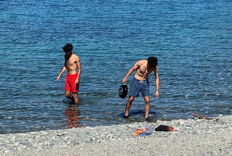 新西兰居民愤怒拍下这一幕:湖里刷锅洗碗 随地大小便 -6parknews.com